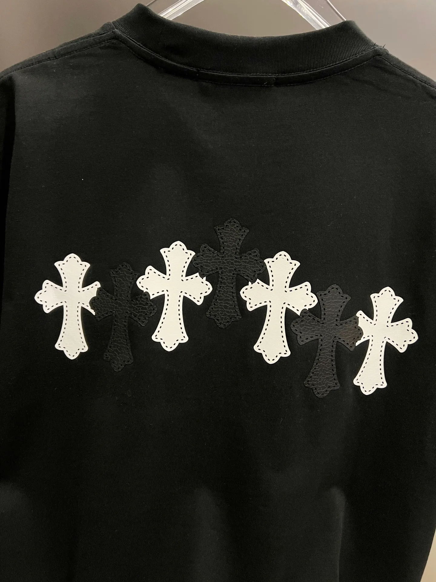🅿️190 CH Crow 2025 Autumn and Winter New Short-sleeved T-shirt Cross leather craft Customized hardware metal + Middle Eastern Australian diamond design craft The real thing is great🔥Same style for men and women, loose version Size S M L XL XXL Five sizes black white